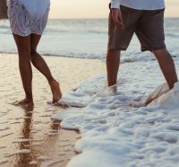Los beneficios de pasear por la orilla de la playa